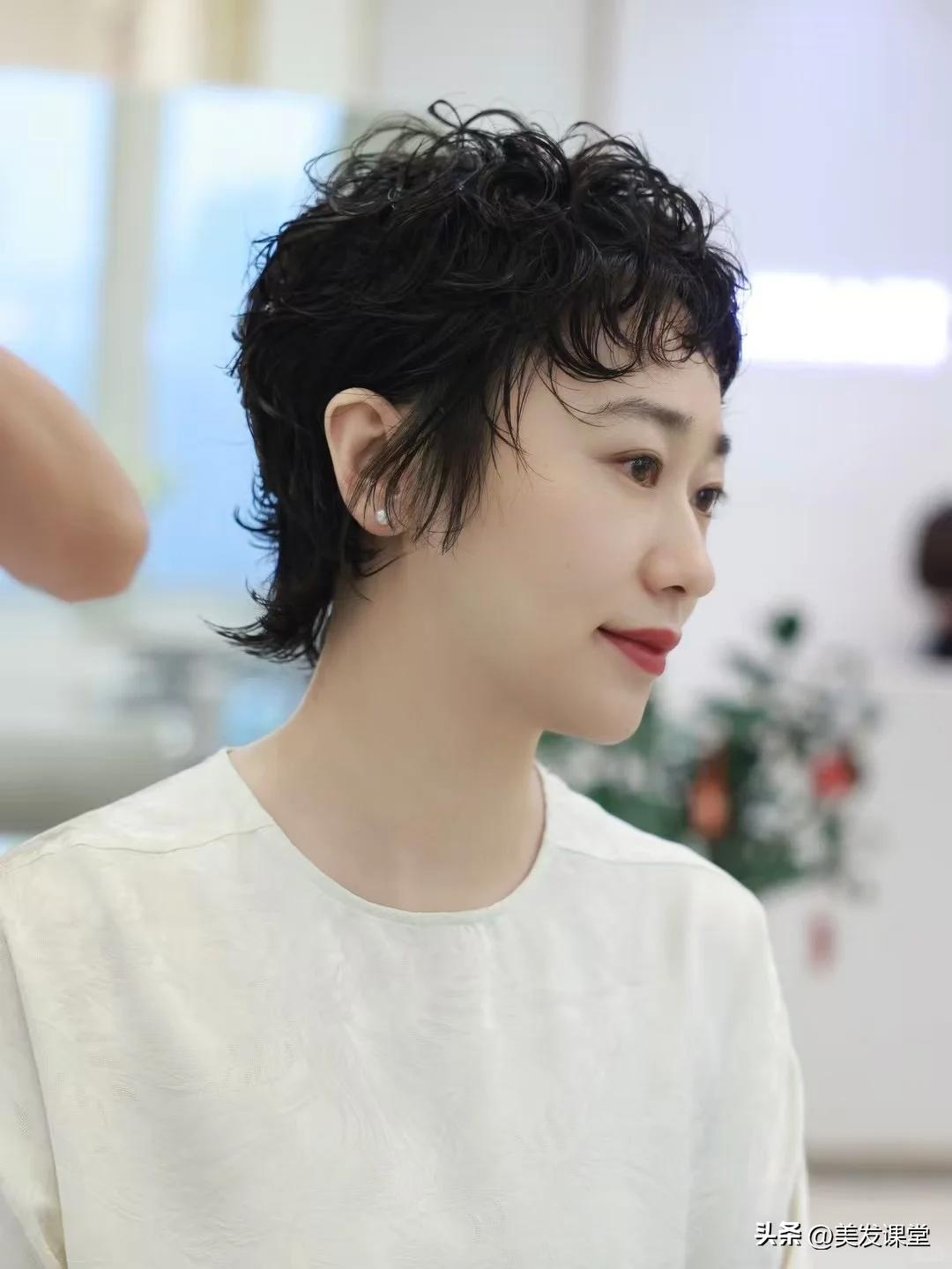 女短发发型设计图片_日系微卷蓬松短发造型_超短发烫发设计