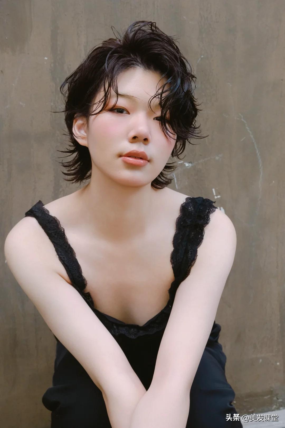 日系微卷蓬松短发造型_超短发烫发设计_女短发发型设计图片