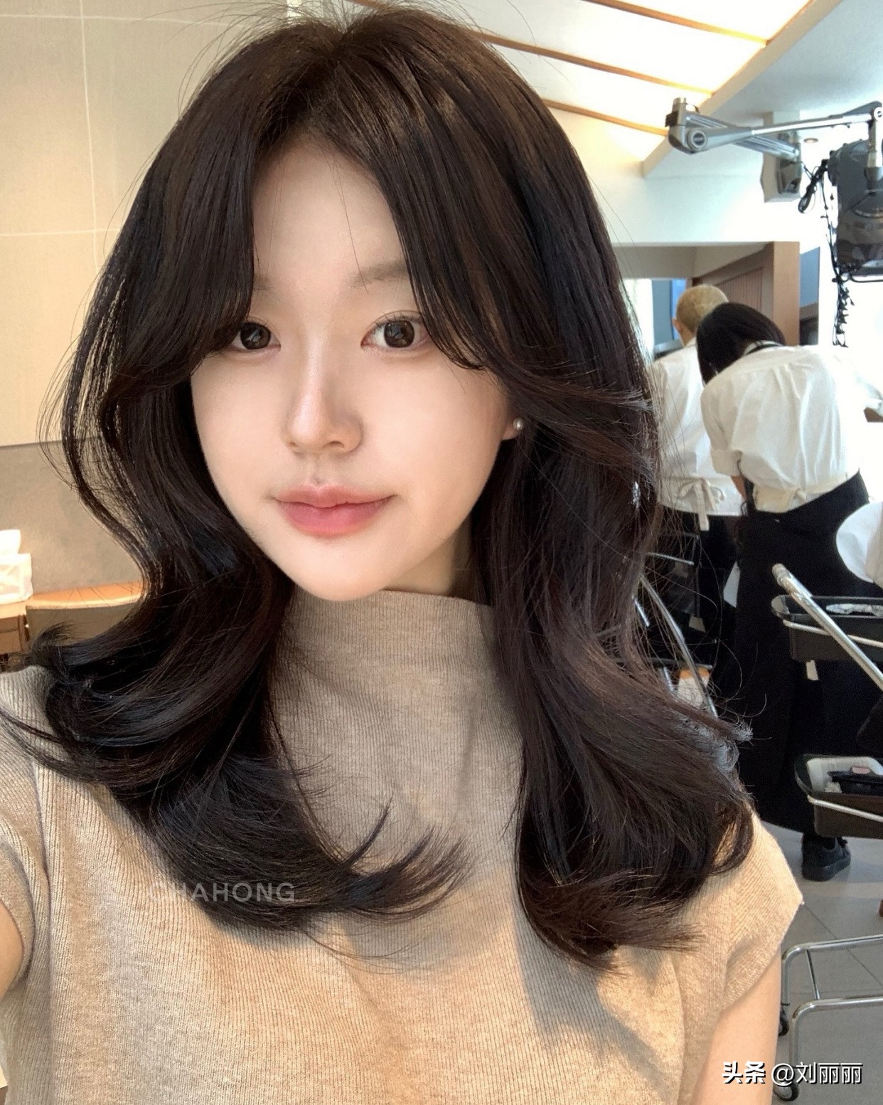 波波头全头烫_女短发发型设计图片_挂耳短发