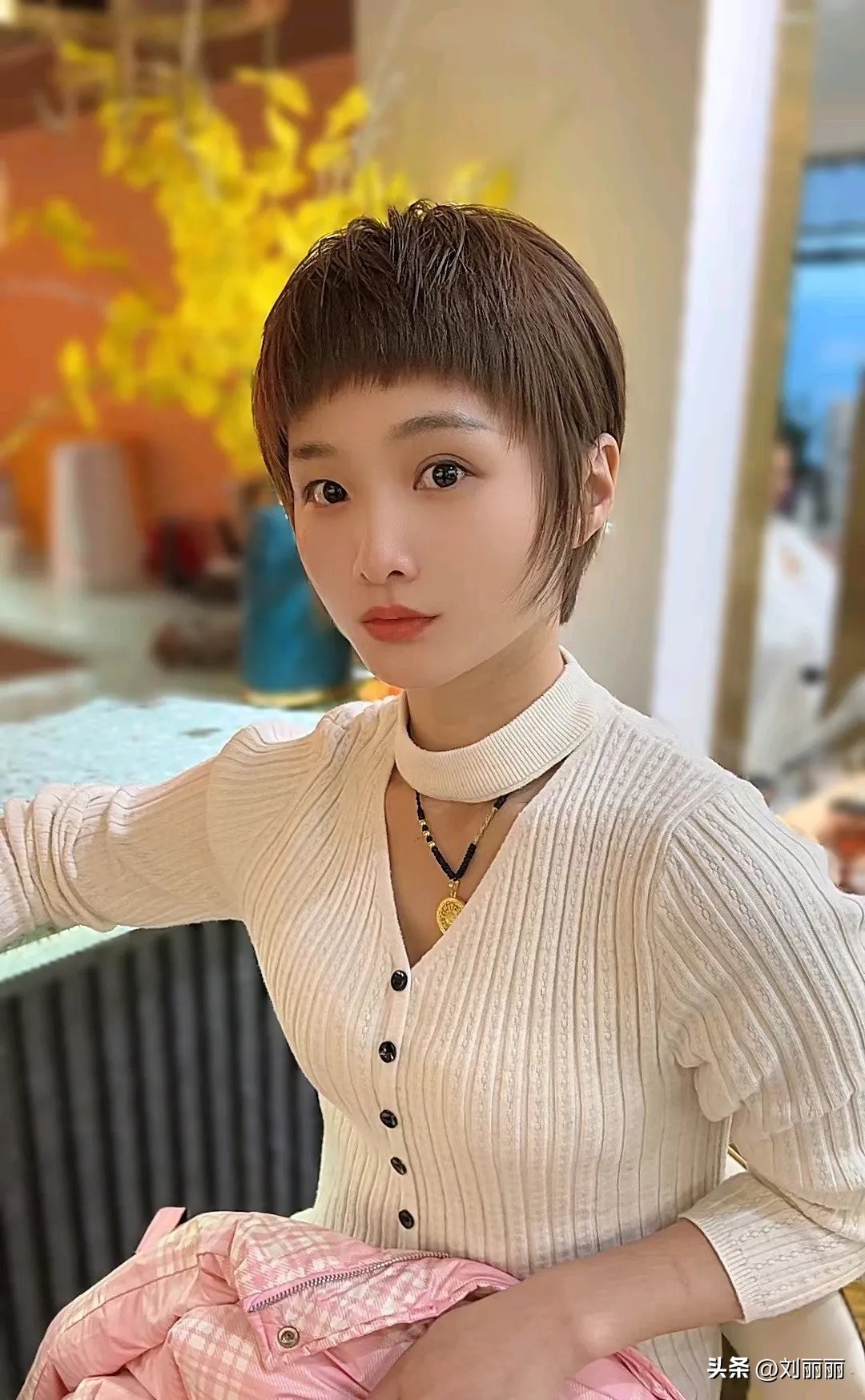 波波头全头烫_女短发发型设计图片_挂耳短发