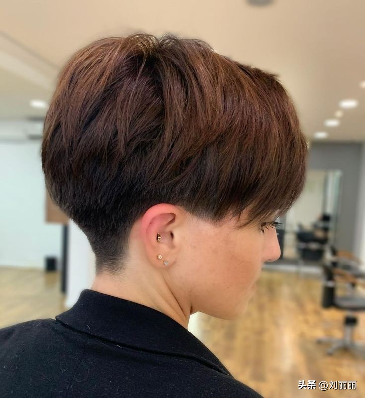 女短发发型设计图片_层次短发_中年女性发型选择