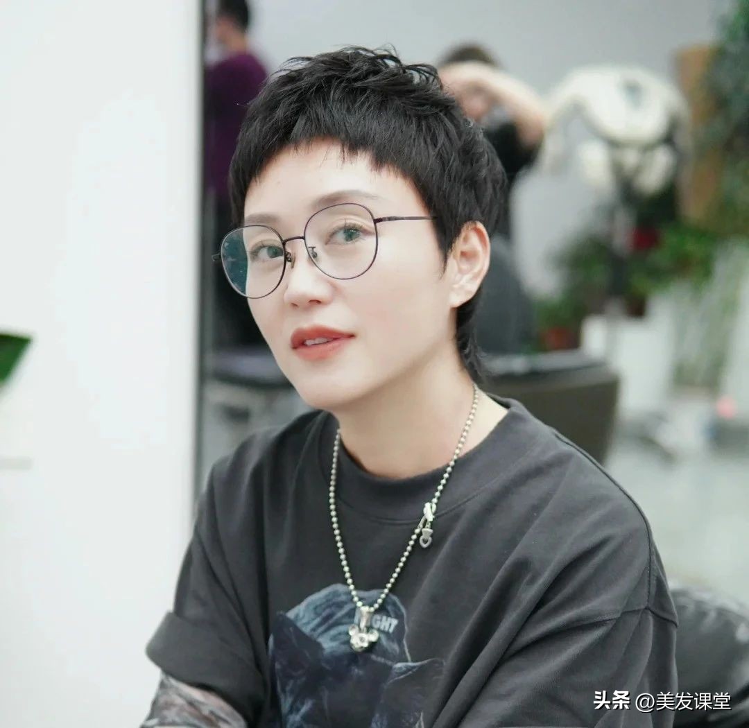 层次感蓬松短发_挂耳短发_女短发发型设计图片