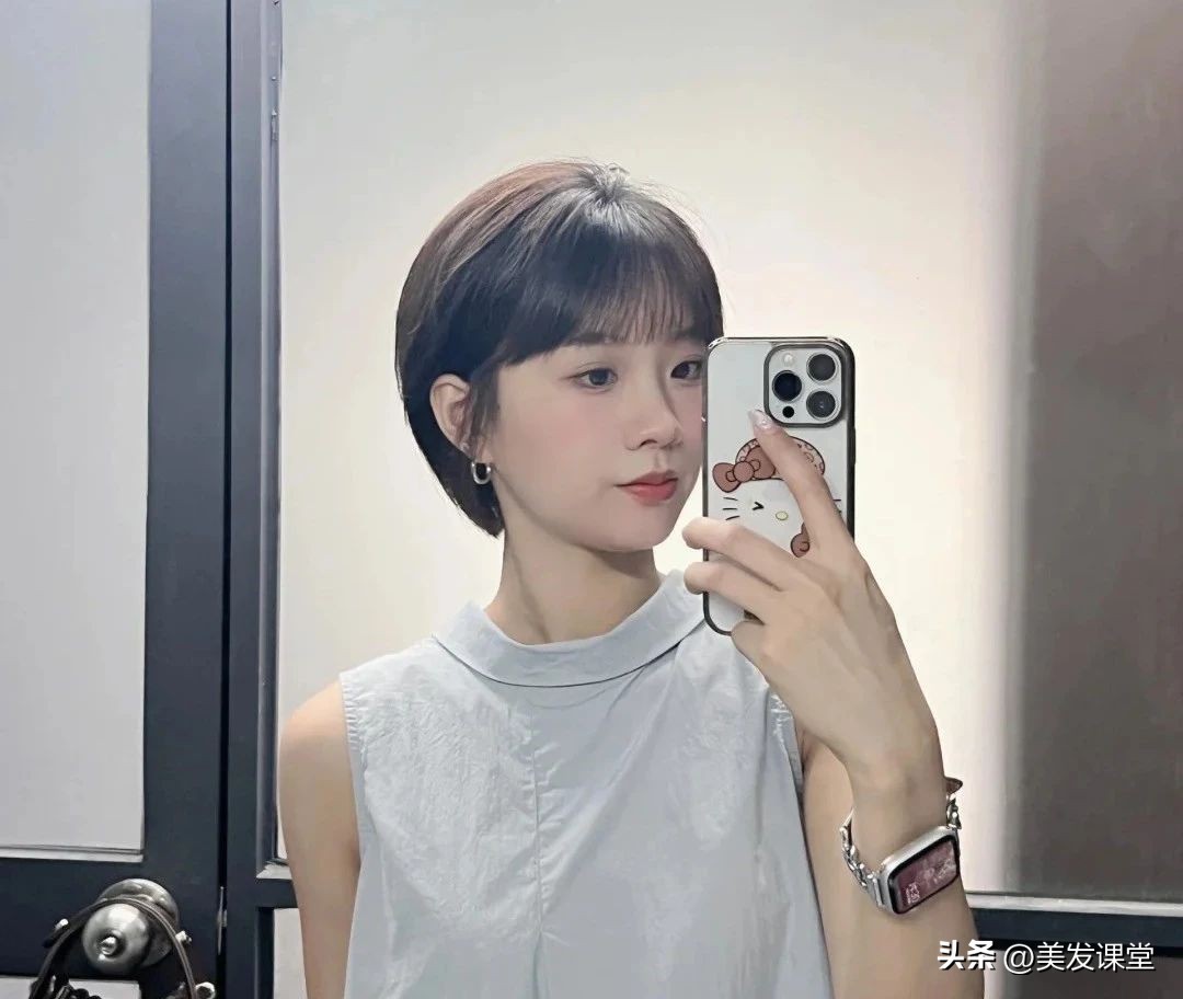 层次感蓬松短发_女短发发型设计图片_挂耳短发