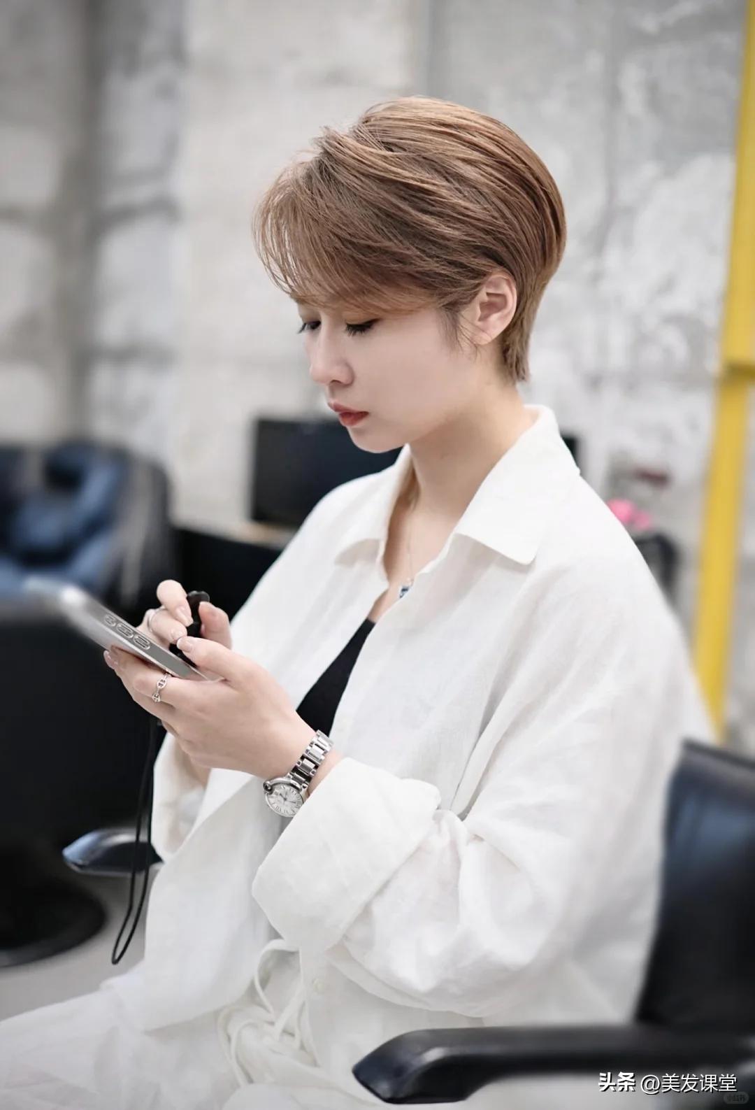 挂耳短发_女短发发型设计图片_层次感蓬松短发