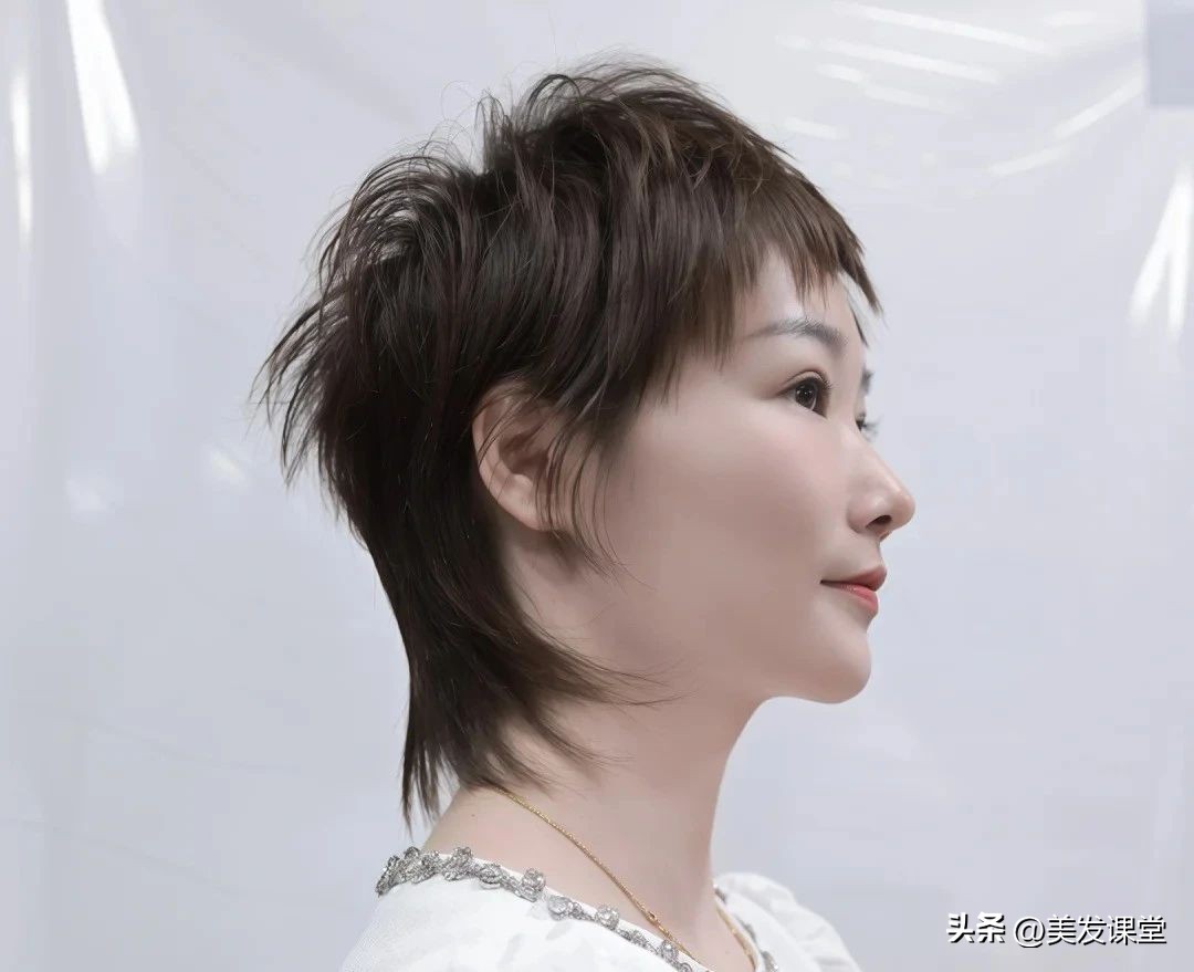 挂耳短发_女短发发型设计图片_层次感蓬松短发