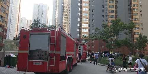 咸阳市玉泉苑小区火灾_消防灭火器使用方法_咸阳火灾新闻屋子现男尸