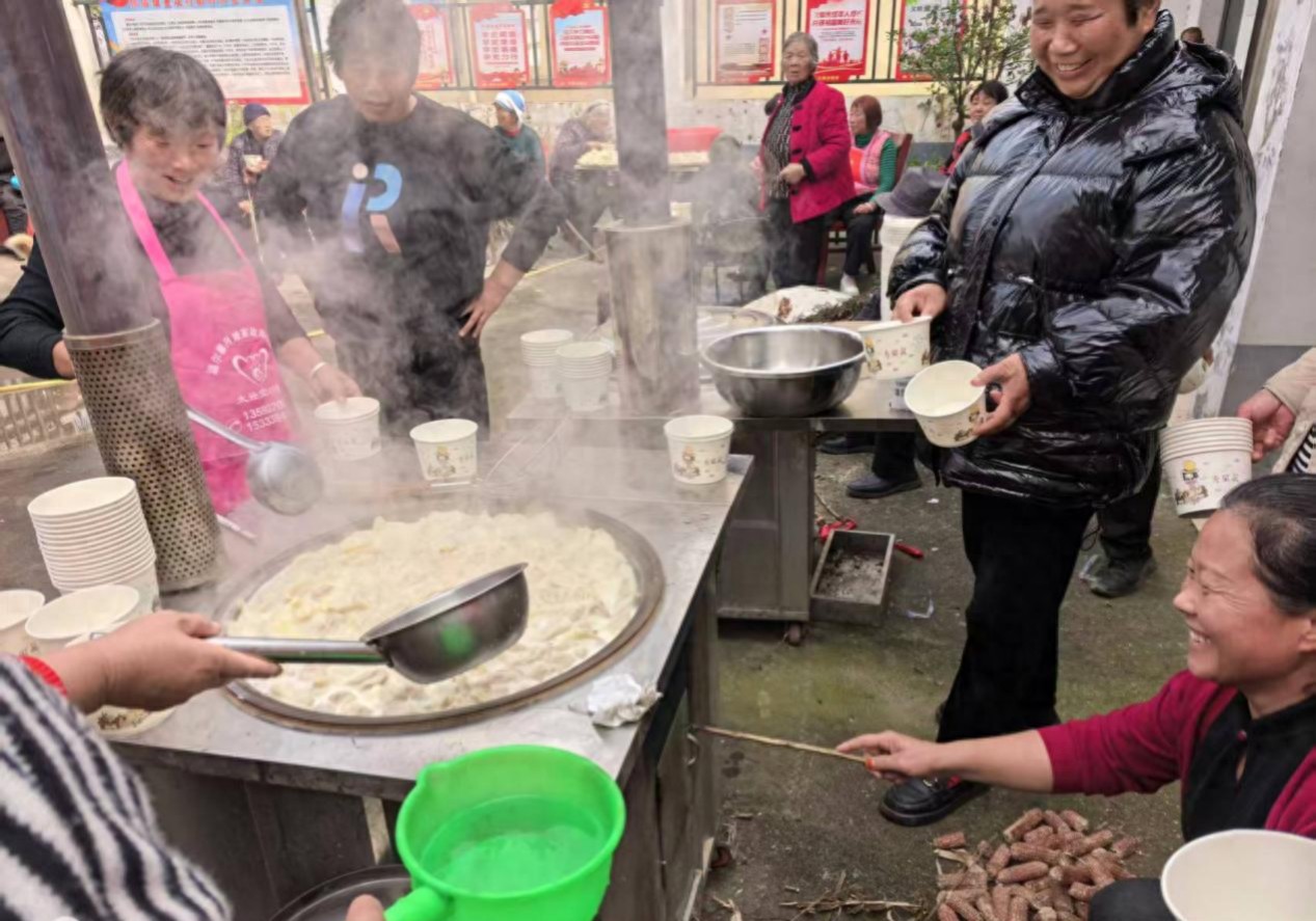饺子香飘远 爱老情义深 项城市董坟村开展重阳节慰问活动