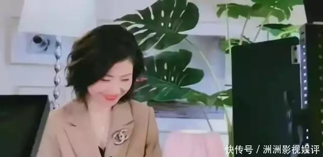 28岁辞职央视主持人，39岁全家移居日本，如今43岁的她后悔了吗
