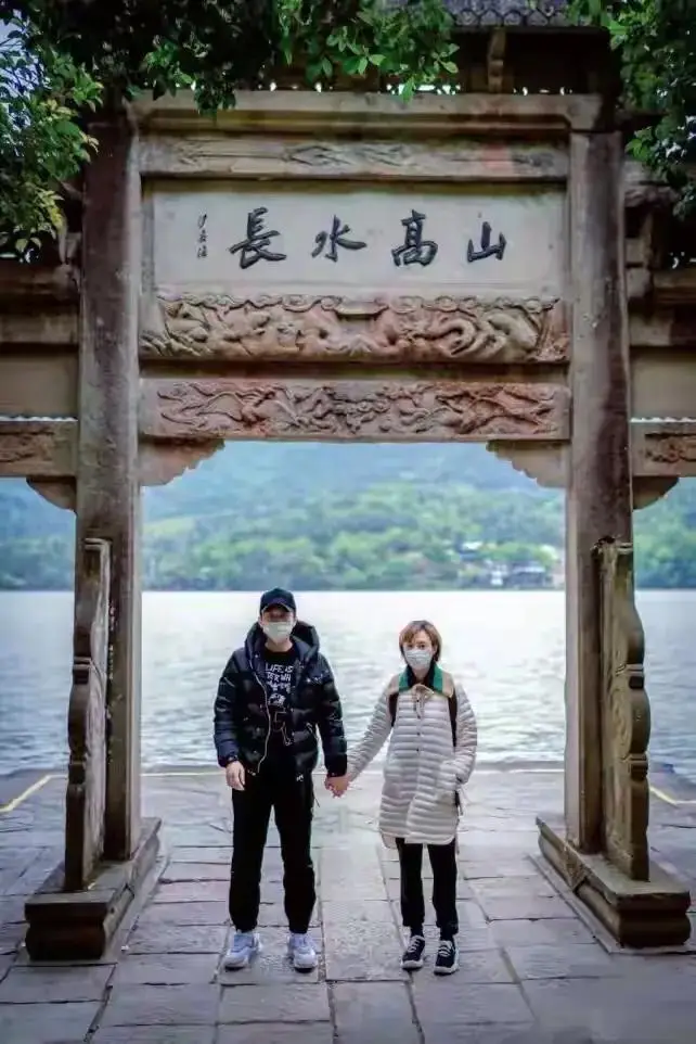 叛逆影帝邓超：抛弃女明星恋车晓，偷吃江一燕被孙俪8000万摆平
