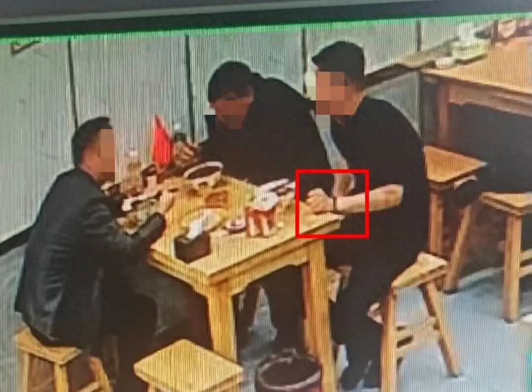男子向碗里丢异物“碰瓷”餐厅被识破？庆阳店主:幸亏有监控否则就冤了，已报警