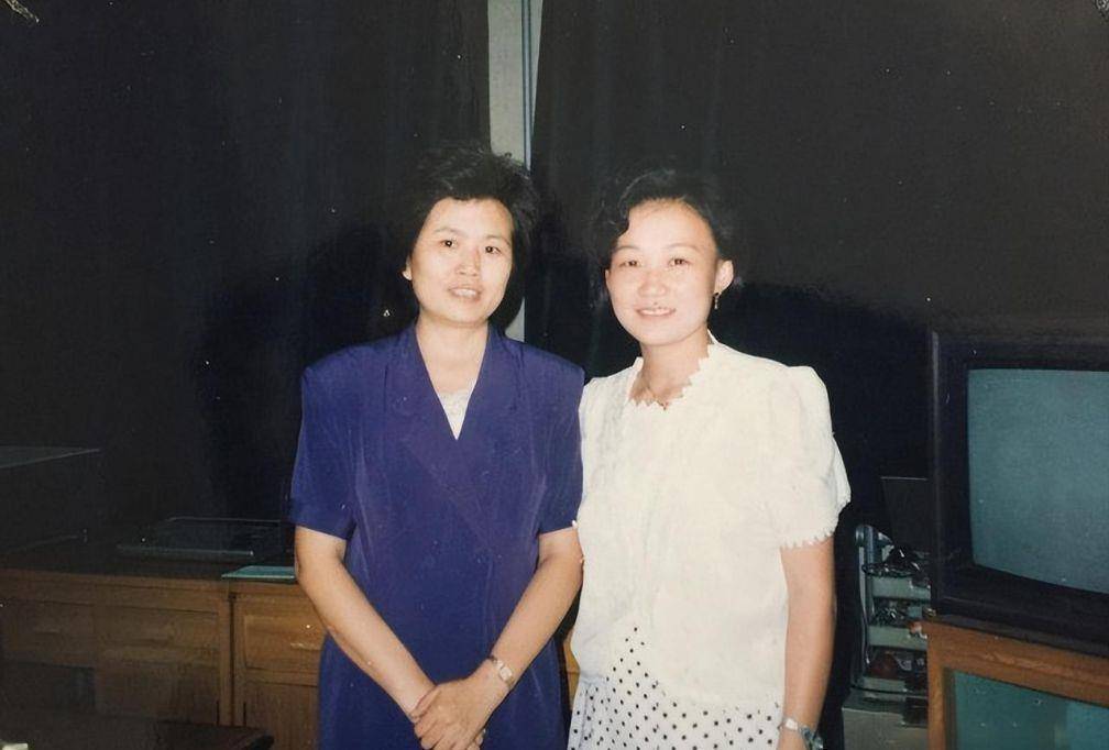 央视主持人邢质斌：和初恋丈夫相守49年，如今75岁的她过得怎样？