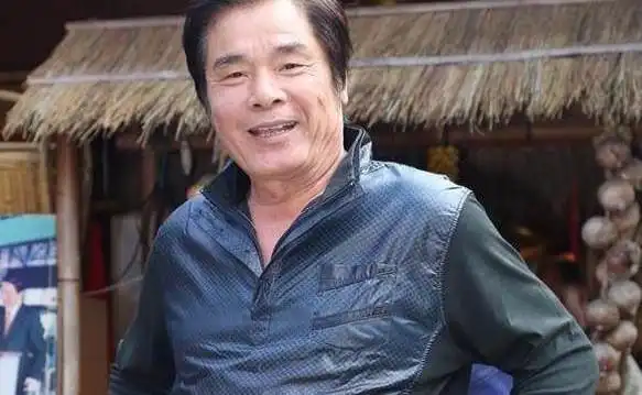 七旬富豪与六妻同屋,每月豪掷7万零花,今又迎娶小娇妻