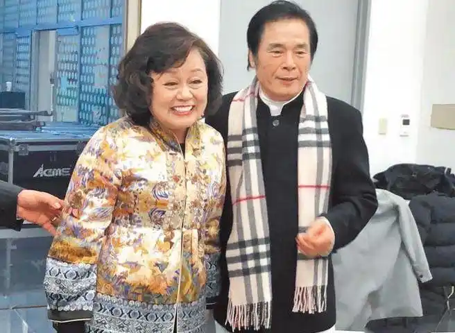 七旬富豪与六妻同屋,每月豪掷7万零花,今又迎娶小娇妻