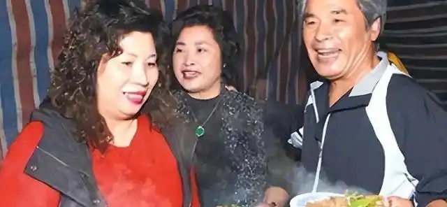 七旬富豪与六妻同屋,每月豪掷7万零花,今又迎娶小娇妻