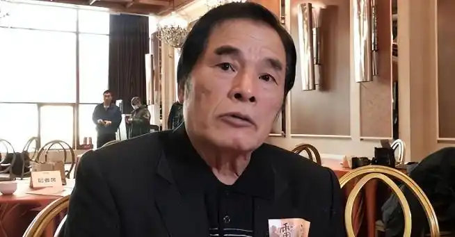 七旬富豪与六妻同屋,每月豪掷7万零花,今又迎娶小娇妻