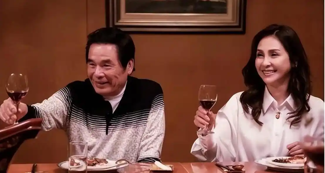 七旬富豪与六妻同屋,每月豪掷7万零花,今又迎娶小娇妻