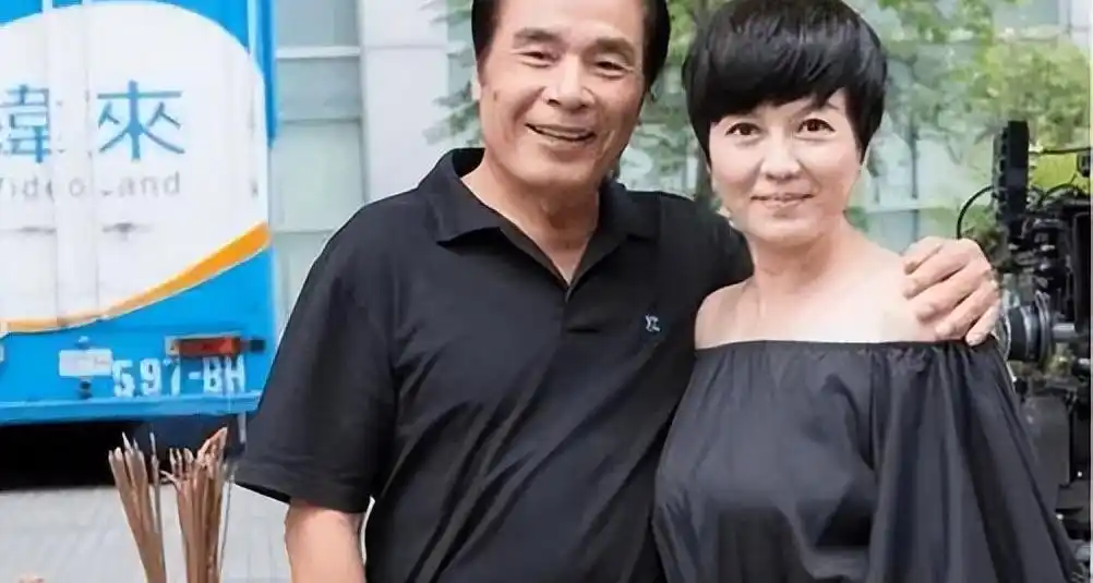 七旬富豪与六妻同屋,每月豪掷7万零花,今又迎娶小娇妻