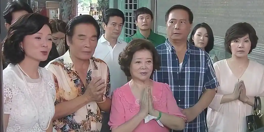 七旬富豪与六妻同屋,每月豪掷7万零花,今又迎娶小娇妻
