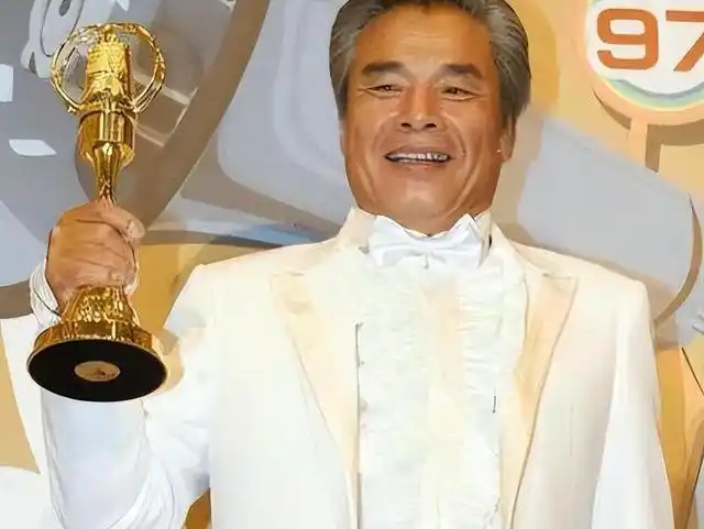 七旬富豪与六妻同屋,每月豪掷7万零花,今又迎娶小娇妻