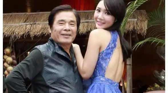七旬富豪与六妻同屋,每月豪掷7万零花,今又迎娶小娇妻