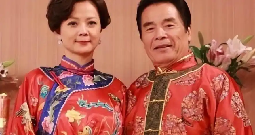 七旬富豪与六妻同屋,每月豪掷7万零花,今又迎娶小娇妻