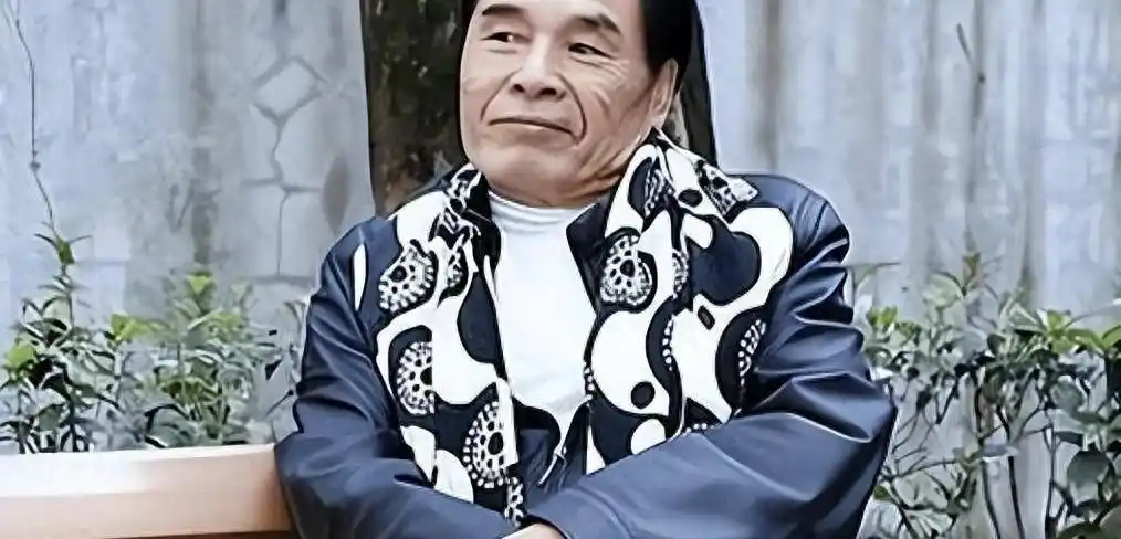 七旬富豪与六妻同屋,每月豪掷7万零花,今又迎娶小娇妻