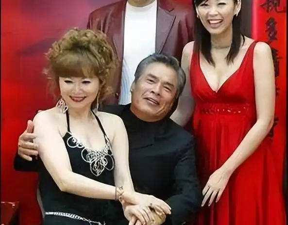 七旬富豪与六妻同屋,每月豪掷7万零花,今又迎娶小娇妻