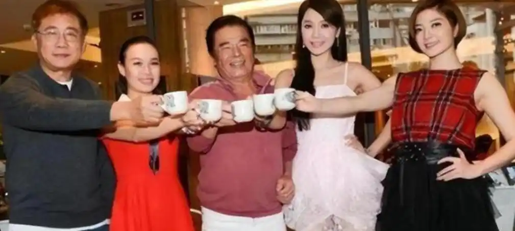 七旬富豪与六妻同屋,每月豪掷7万零花,今又迎娶小娇妻