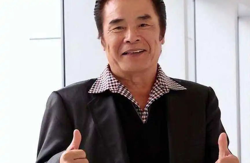 七旬富豪与六妻同屋,每月豪掷7万零花,今又迎娶小娇妻