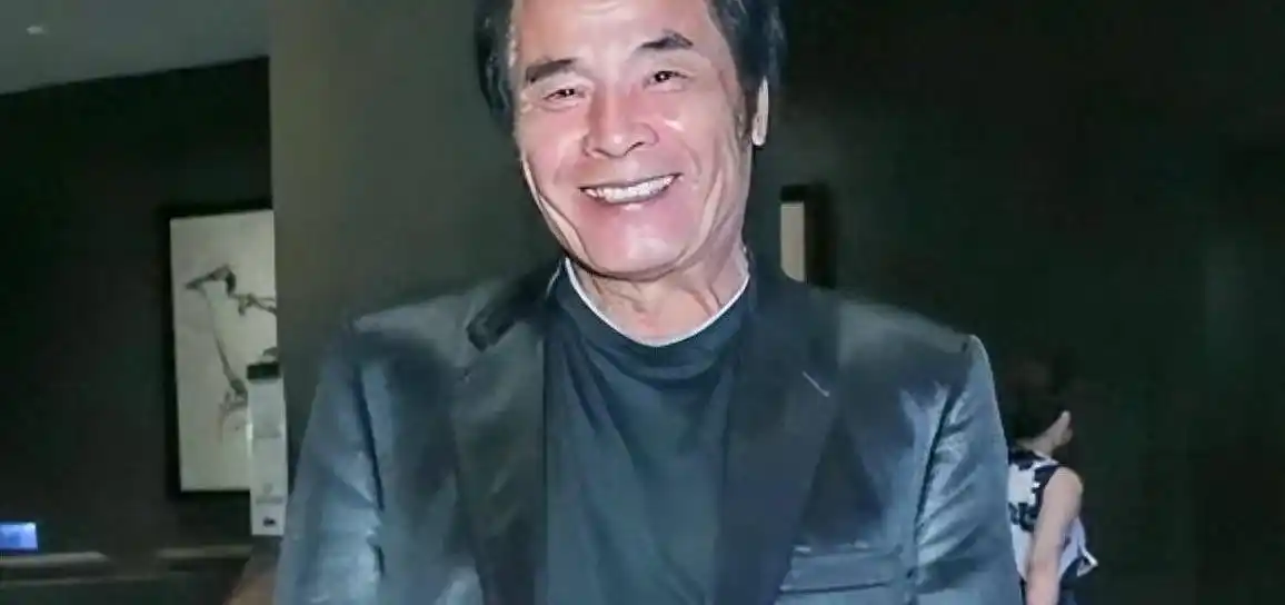 七旬富豪与六妻同屋,每月豪掷7万零花,今又迎娶小娇妻