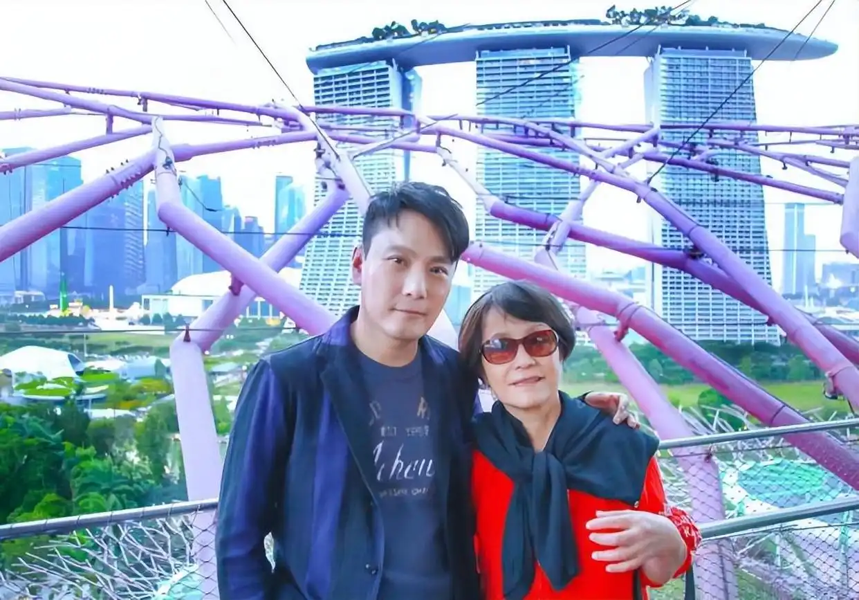 “情痴”张信哲：55岁仍未婚，他的破碎爱情就像一首带泪的情歌
