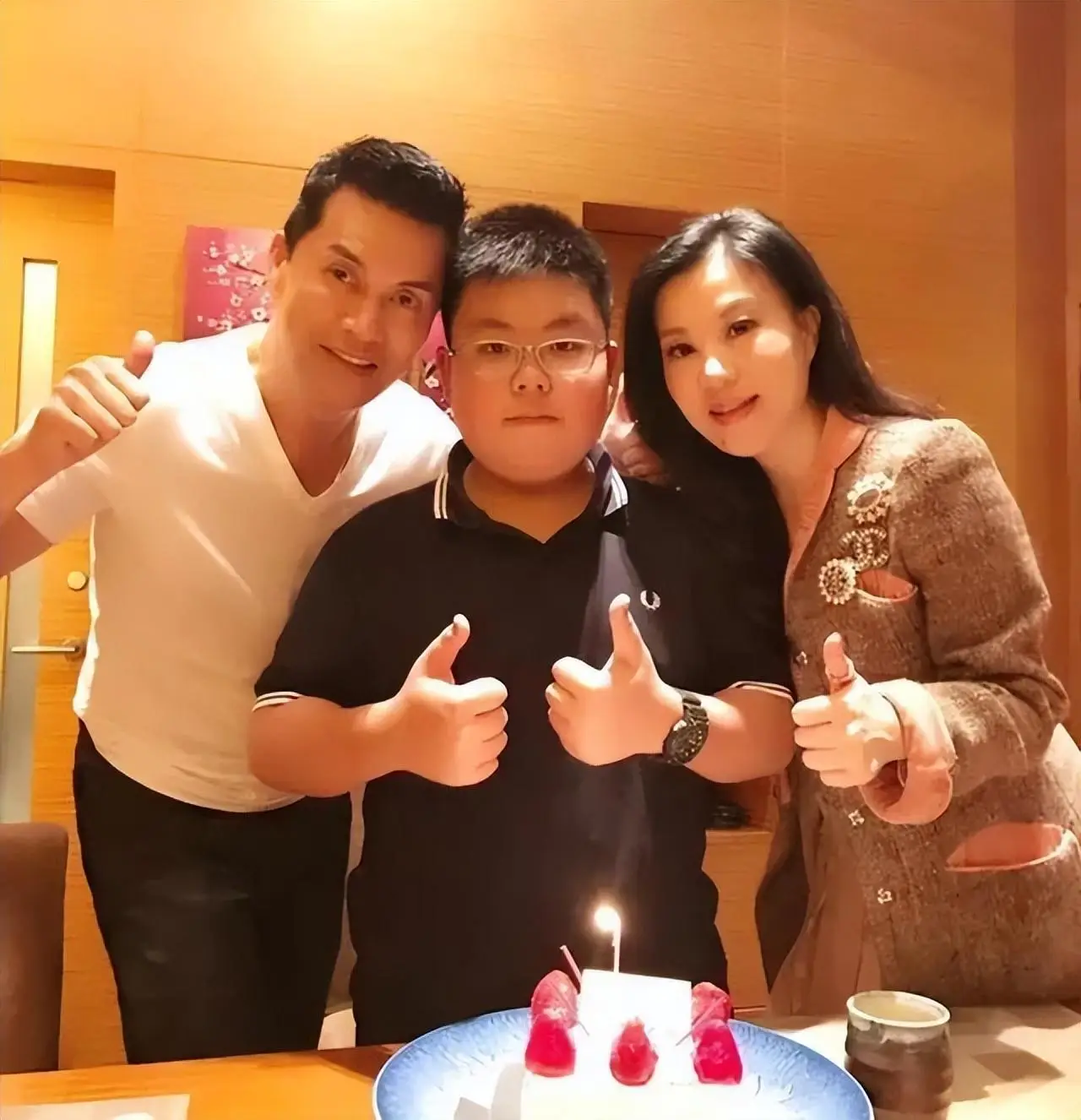 吕良伟：三婚娶小15岁富婆，47岁生一子，现在他还好吗？