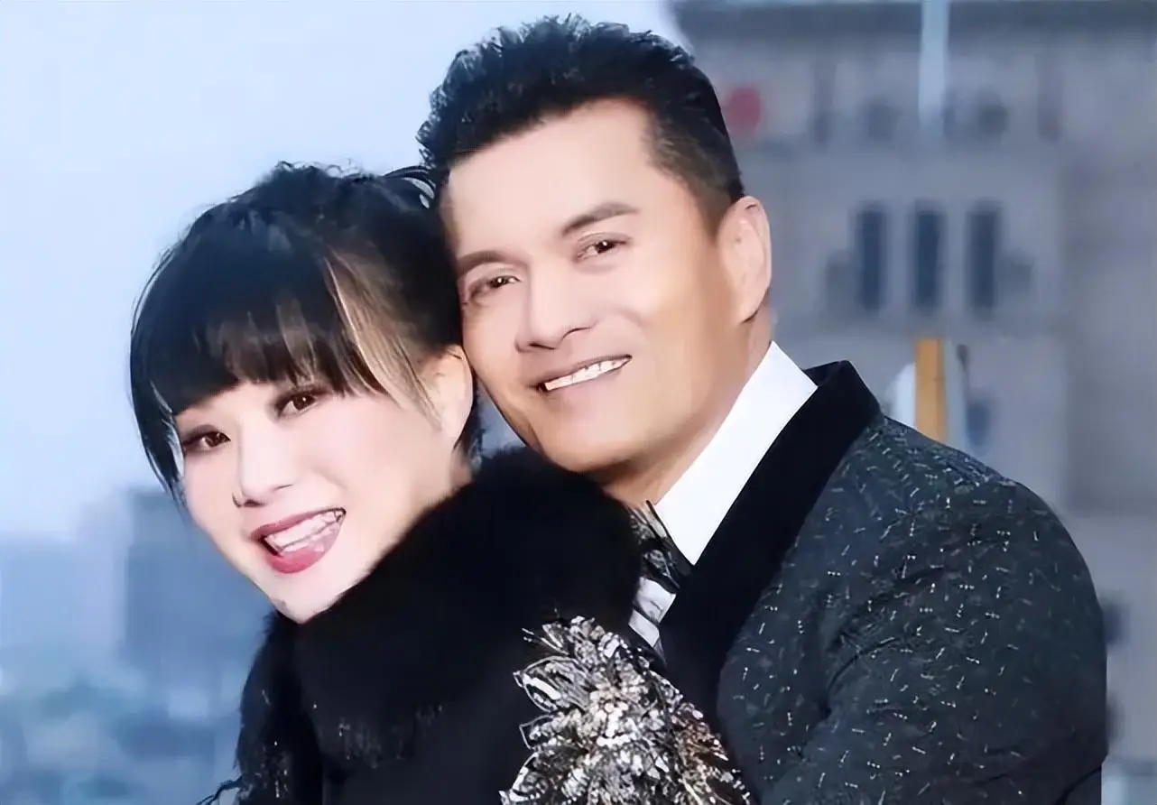 吕良伟：三婚娶小15岁富婆，47岁生一子，现在他还好吗？