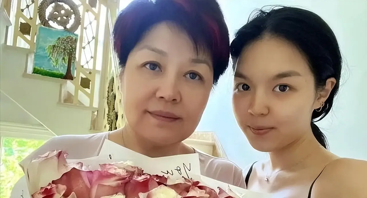 演都不演了：李咏美国下葬7年后，妻子哈文还是走上了姜昆的老路