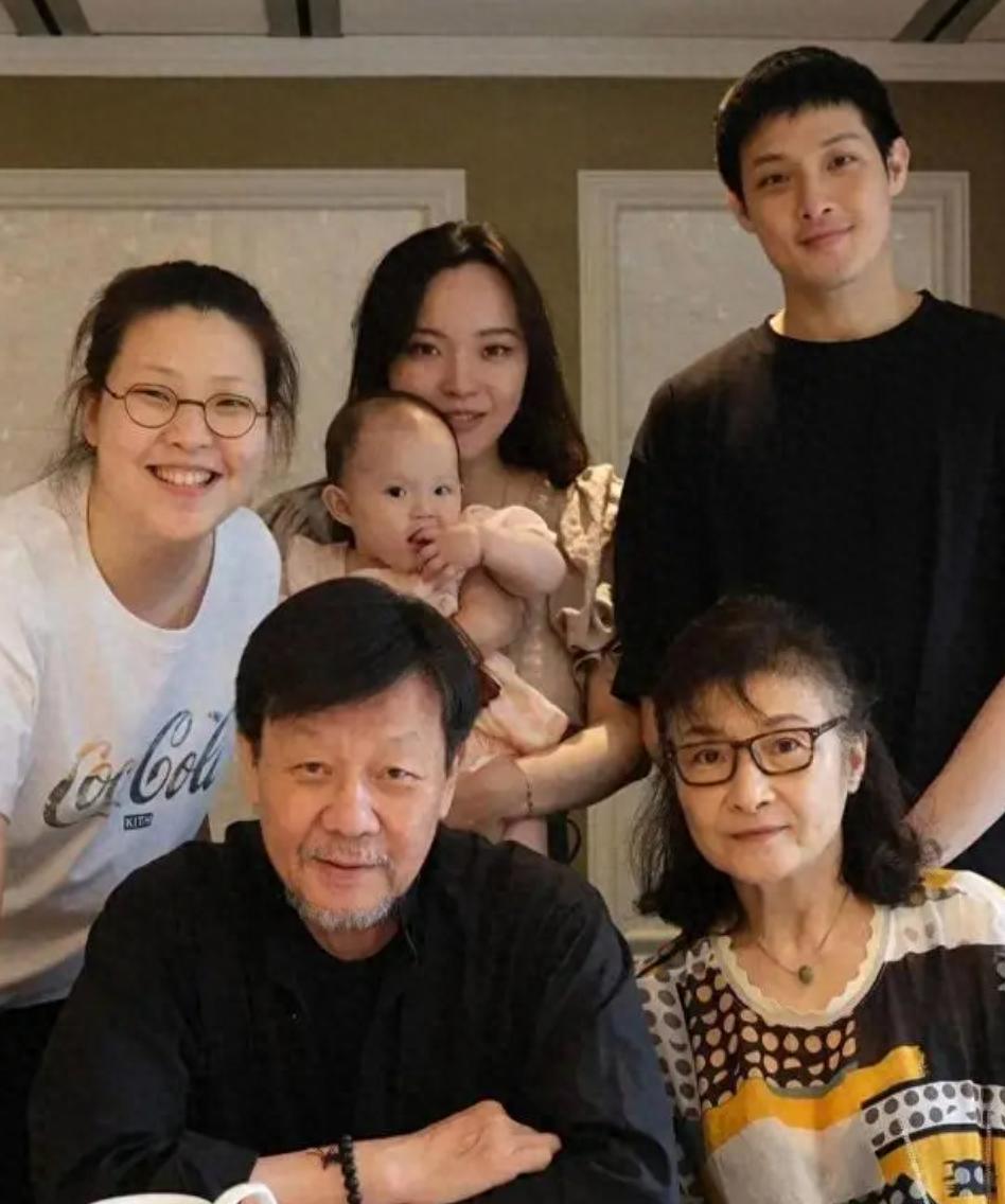 一夫二妻“视帝”寇世勋：原配不离不弃，偏房隐退，晚年儿孙满堂