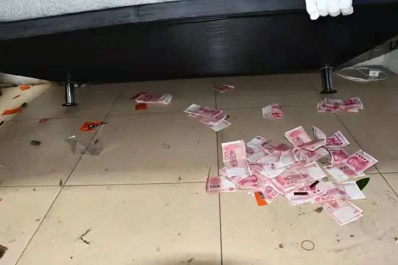 广东中山警方夜袭赌博窝点，缴获22万元现金无人认领