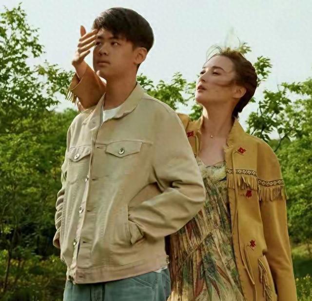 王艳的儿子太帅了！19岁身高超1米8，宽肩窄臀，妥妥霸总少年期