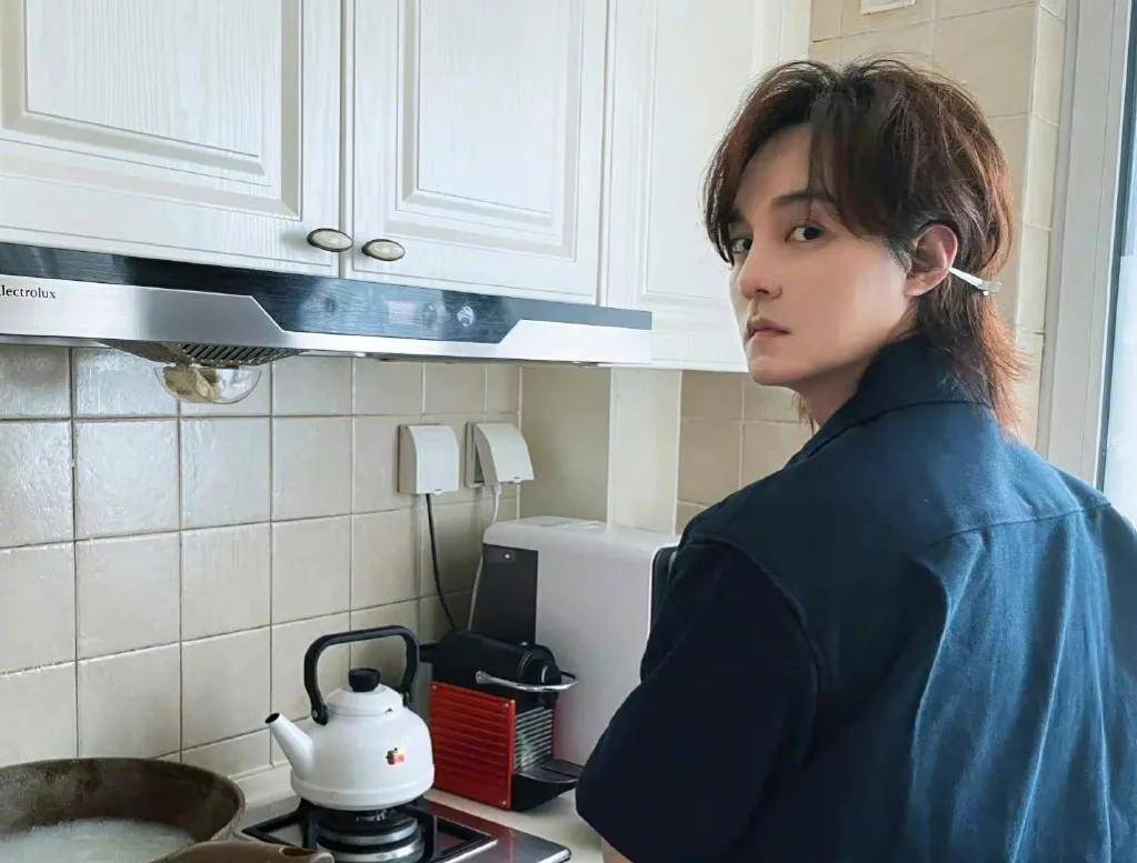 8位男星男生女相,有的越来越娇俏,有的成油腻大叔,长发遭人嫌